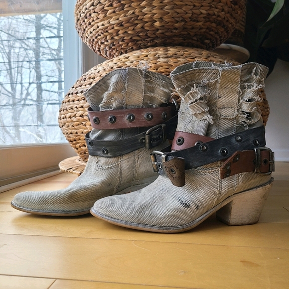 Ditressed ankle cowboy bootie bought in Portugal. - Picture 3 of 6